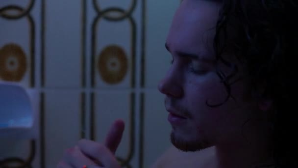Siyah Banyoda Sigara Içen Beyaz Bir Erkek — Stok video