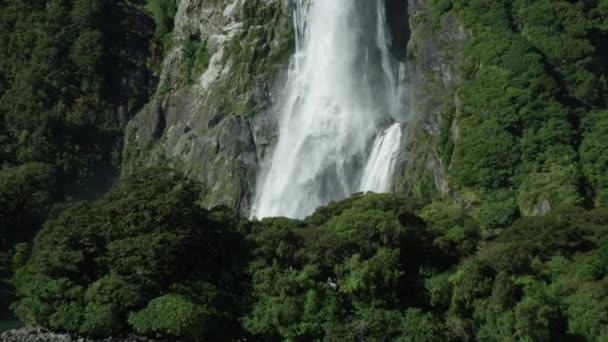 Epische Slow Motion Shot Van Waterval Milford Geluid — Stockvideo