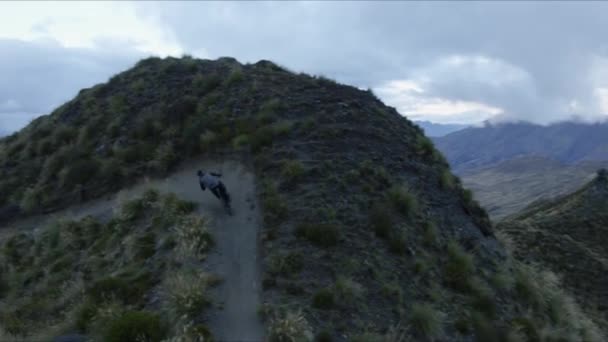 Motociclista Montanha Montando Trilha Única Cadeia Montanhas Nova Zelândia — Vídeo de Stock