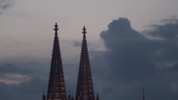 Die Obere Spitze Des Kölner Doms Mit Schönen Vorbeiziehenden Wolken — Stockvideo