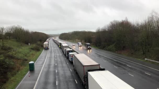 Οδηγοί Φορτηγών Καθηλωμένοι Στον Αυτοκινητόδρομο Μ20 Κοντά Στο Ashford Kent — Αρχείο Βίντεο