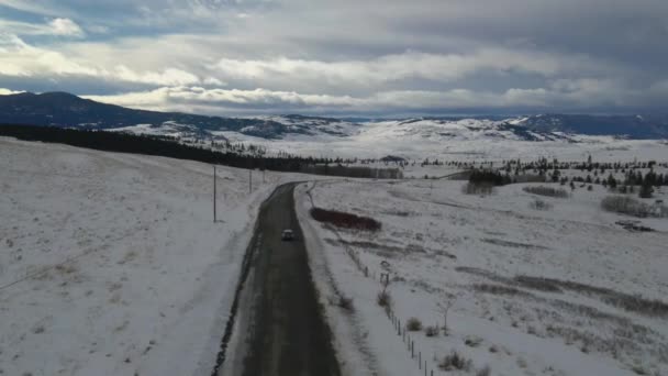 Auto Jedoucí Čisté Tmavé Silnici Úžasným Výhledem Bílý Sníh Zelené — Stock video