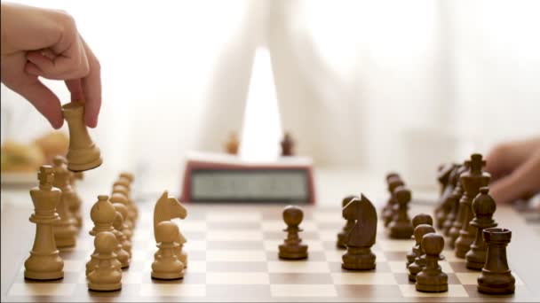 生意人下棋 下棋时充满信心 以实现自己的商业策略 — 图库视频影像