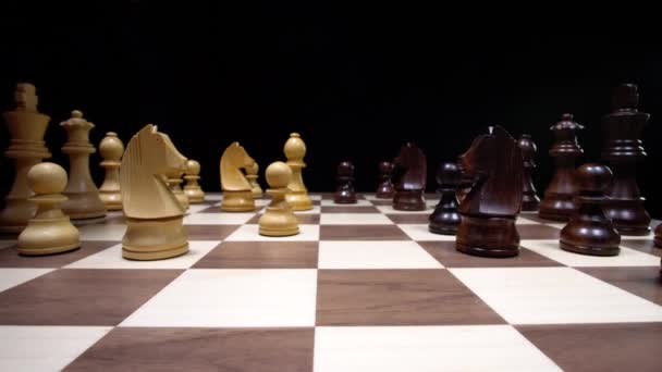 Zwart Wit Spelen Een Schaakspel Verplaatsen Hun Schaakstukken Het Schaakbord — Stockvideo