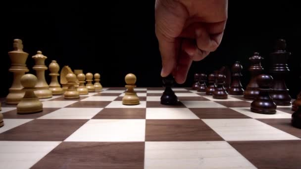 Spelar Ett Parti Schack Ett Schackbräde Trä Närbild — Stockvideo