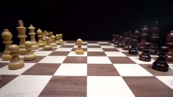 Άνοιγμα Του Σκακιού Κινείται Ανάμεσα Στα Ασπρόμαυρα Κομμάτια Στρατηγική Και — Αρχείο Βίντεο