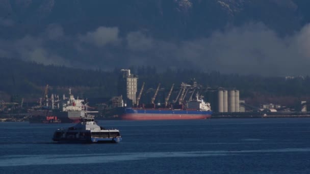 Passagierfähre Über Den Hafen Von Vancouver Hintergrund Zwei Riesige Mehrzweckschiffe — Stockvideo