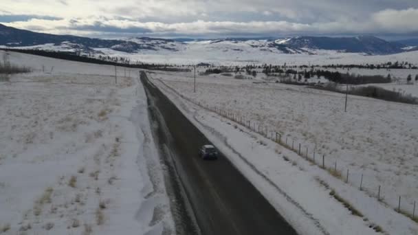 Modré Auto Jedoucí Čisté Tmavé Silnici Úžasným Výhledem Bílý Sníh — Stock video