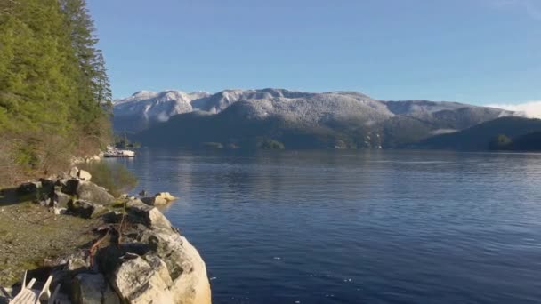 Heerlijk Ongerepte Natuur Met Groene Bomen Blauw Water Grijze Bergen — Stockvideo