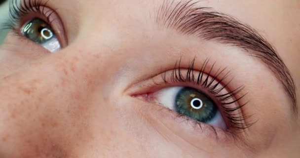 Primer Plano Los Ojos Femeninos Jóvenes Hermosos — Vídeos de Stock