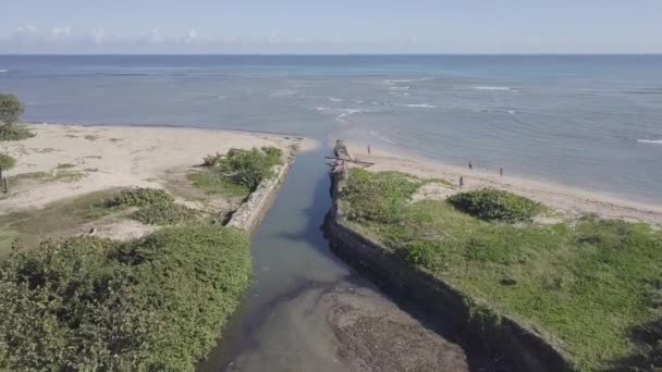 Blauw Water Kanaal Door Oceaan Aerial Dominicaanse Republiek Puerto Plata — Stockvideo
