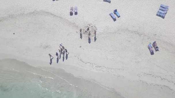 Летит Дрон Песчаном Белом Пляже Людьми Идущими Играющими Песке — стоковое видео