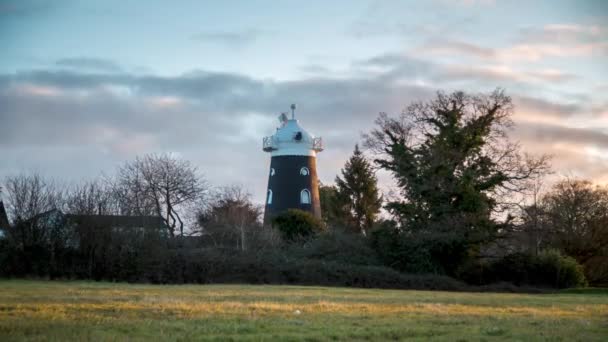 Windmolen Huis Bij Zonsopgang Met Snelle Wolken Erboven Schuiftijd — Stockvideo