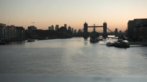 Statisk Tid Bortfall Tower Bridge Vid Soluppgången Med Hms Belfast — Stockvideo