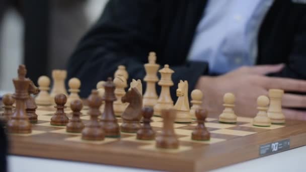 一个聪明的商人为拯救国王而采取的国际象棋行动 并遵循了一个决定性的策略 — 图库视频影像
