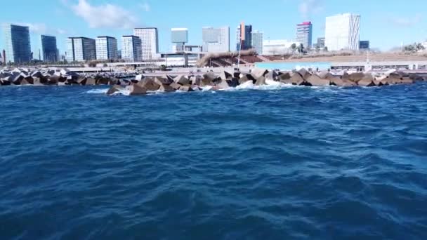 4KでDji Mini 2でビーチからバルセロナのフォーラムの港で撮影された映像 — ストック動画
