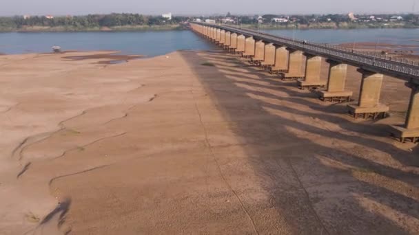 Frühmorgendliches Licht Wirft Schatten Auf Eine Sonnenbeschienene Brücke Sandbänke Mekong — Stockvideo