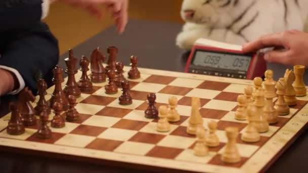 Шахові Гросмейстери Грають Швидкісні Шахи Шаховим Годинником Дерев Яною Шахівницею — стокове відео