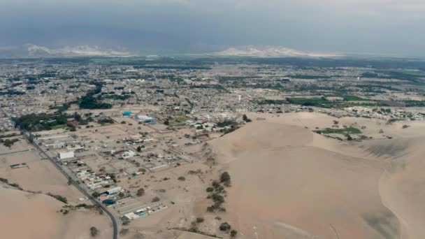 Zdjęcie Samolotu Przedstawiające Krajobraz Nad Miastem Ica Południowym Peru Jasnym — Wideo stockowe