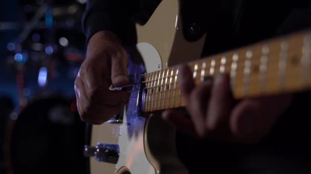 Gros Plan Jouer Guitare Base Couleur Sable Blanc Dans Environnement — Video