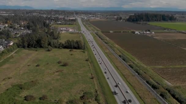 Drone Filmación Cloverdale Una Carretera Recta Que Cruza Las Granjas — Vídeos de Stock