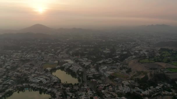 Letecký Snímek Slunce Zapadajícího Nad Městem Limou Peru Ukazující Zlatý — Stock video