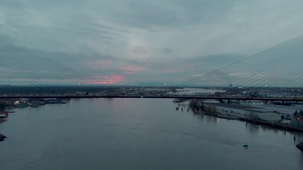 Drone Footage Alex Fraser Bridge Előre Lövés Felfüggesztés Modern Híd — Stock videók