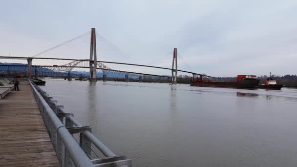 Lovitură Unghi Scăzut Pod Suspendat Timp Nava Mare Mișcă Încet — Videoclip de stoc