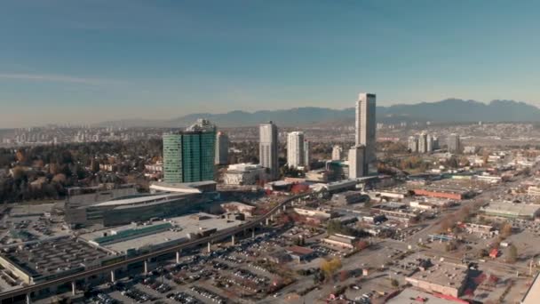 高層ビルの街の中心部のパノラマ写真の上にドローン4K映像空気の質を維持するダウンタウンの街並み — ストック動画