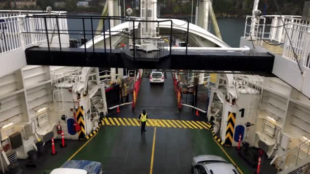 Ferry Descarregando Carros Veículos Aviso Trabalhador Convés Para Terminal Ferry — Vídeo de Stock