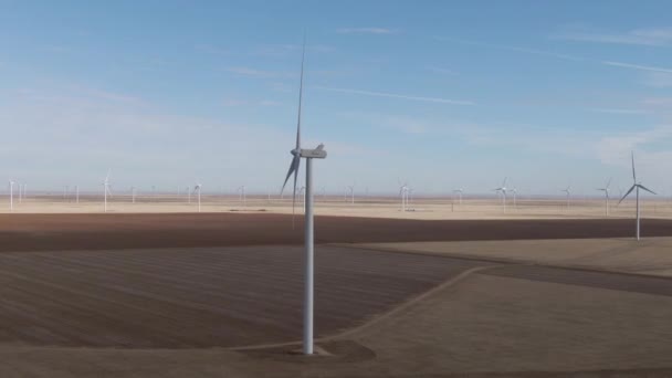 Foto Rastreamento Aéreo Turbina Eólica Sombria Meio Grande Parque Eólico — Vídeo de Stock