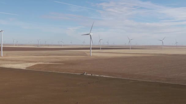 Повітряний Поштовх Масивної Вітрової Електростанції Північному Техасі Сонячний День — стокове відео