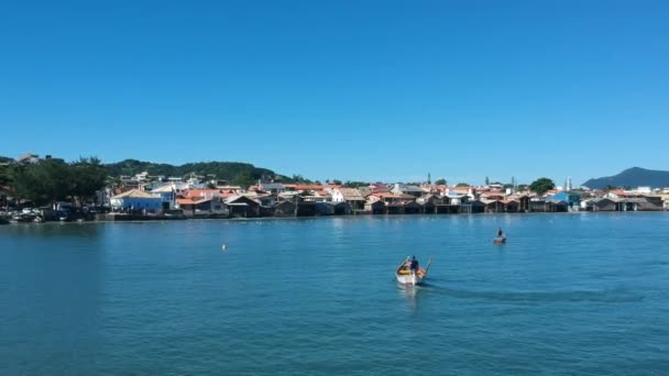 Efter Fiskare Morgonen Sin Fiskebåt Vid Brasiliens Kust — Stockvideo