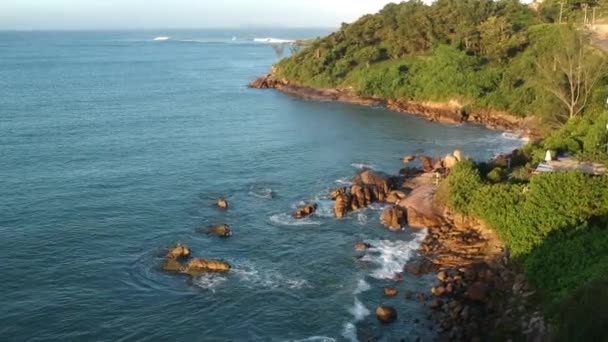 Flyger Över Strand Brasilien Eftermiddagen Nära Den Klippiga Kusten — Stockvideo