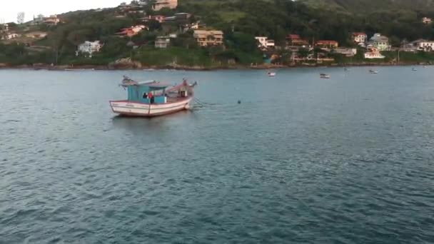 Pasando Por Barco Pesquero Que Orilla — Vídeo de stock