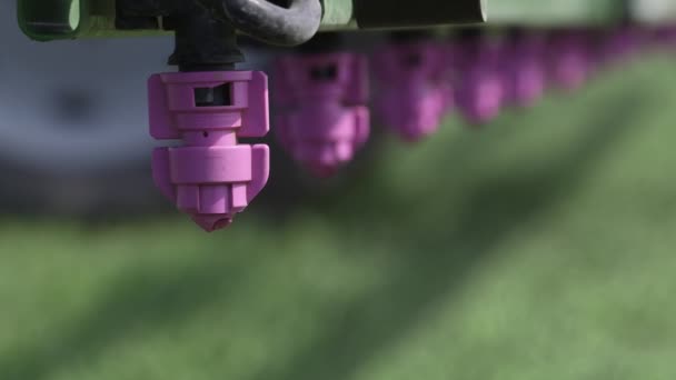 Nærbillede Sprøjtedyser Landbrug Traktor Anvender Pesticider Med Sprøjte Afgrødebeskyttelse Grønne – Stock-video