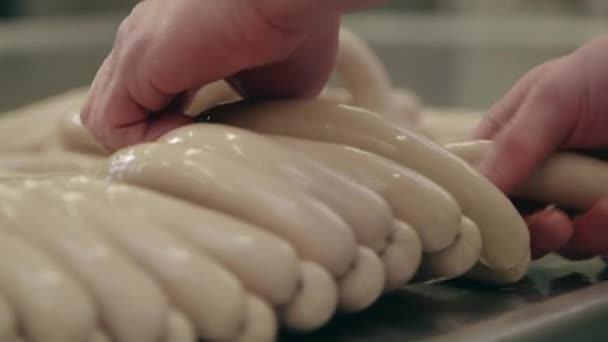 香肠的工业生产 肉类加工厂正在生产的香肠 — 图库视频影像