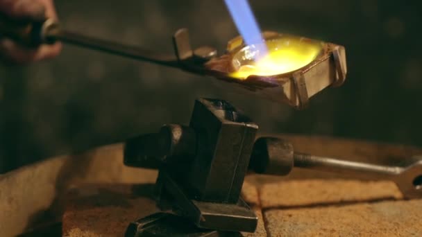 传统的金匠用金匠工具浇注铸模金属 — 图库视频影像