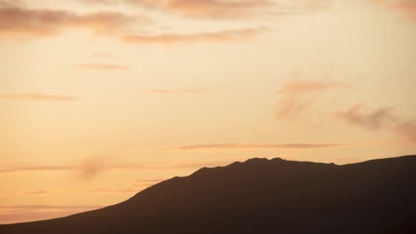 Схід Сонця Хмари Над Скелястим Гірським Пейзажем — стокове відео