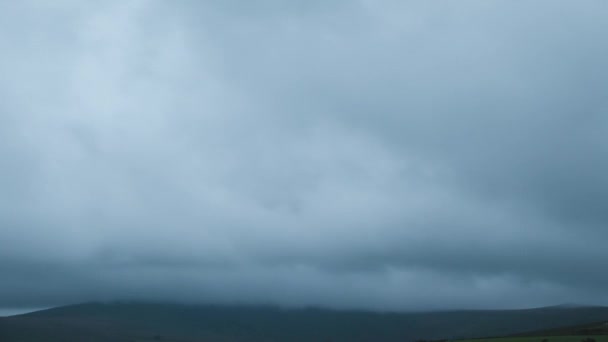 Nuvens Tempestade Camadas Cinzentas Escuras Sobre Montanhas — Vídeo de Stock
