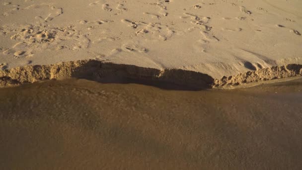 Διάβρωση Της Παράκτιας Άμμου Στην Παραλία Μετά Από Δυνατή Βροχή — Αρχείο Βίντεο
