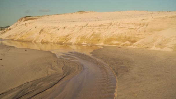 Прибрежной Песчаной Эрозии Пляже После Сильного Дождя Вода Пробила Себе — стоковое видео