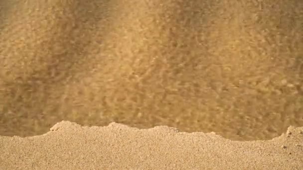 Pobřežní Písečná Eroze Pláži Silném Dešti Jako Voda Vytesaná Oceánu — Stock video
