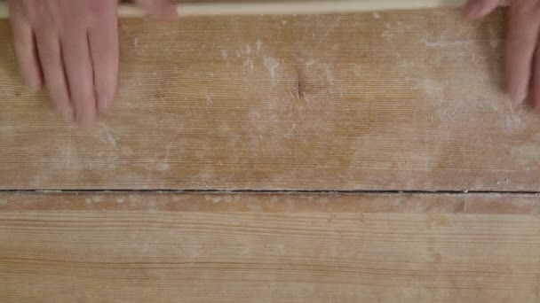 Німецький Крендель Виготовлений Пекарем Дерев Яному Столі Традиційній Пекарні — стокове відео