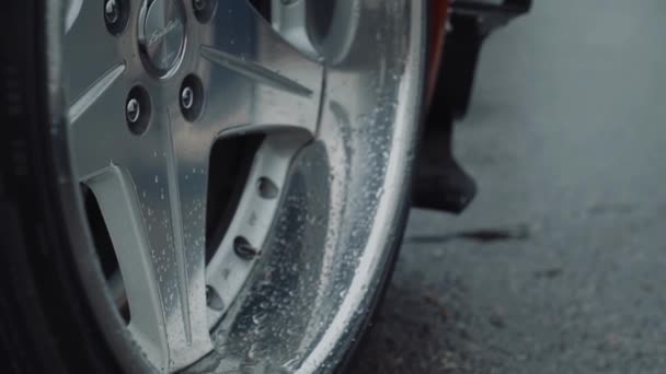 Detalle Disparo Rueda Del Coche Espectáculo Cerca Inclinación Hacia Arriba — Vídeo de stock