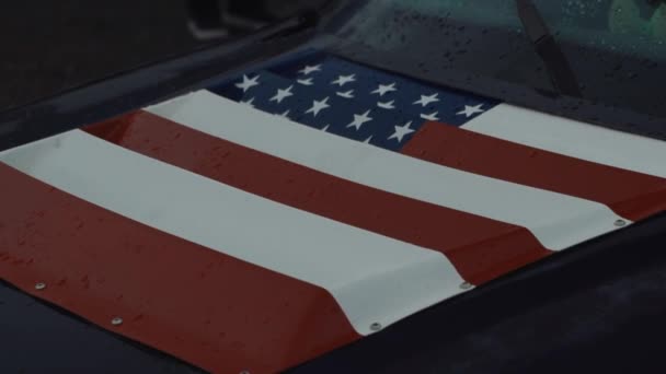 ドリフトカーのフードにアメリカの国旗のデカール サークルショットを閉じます — ストック動画