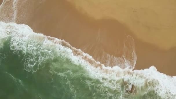 Vista Aérea Das Ondas Esmagando Uma Praia Areia Amarela — Vídeo de Stock