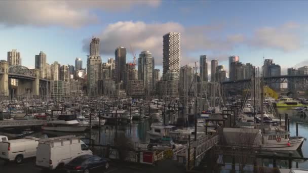 Panoramaaufnahme Einer Bootsanlegestelle Und Eines Yachthafens Kleine Boote Einer Uferpromenade — Stockvideo