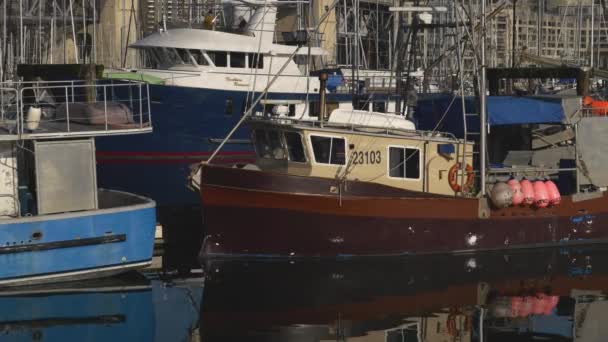 Lentamente Panorámica Sobre Fisherman Wharf Con Barcos Pesca Atracados Frente — Vídeos de Stock