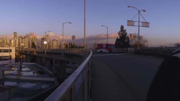 Filma Parte Posterior Hombre Caminando Por Acera Hacia Puente Ciudad — Vídeo de stock